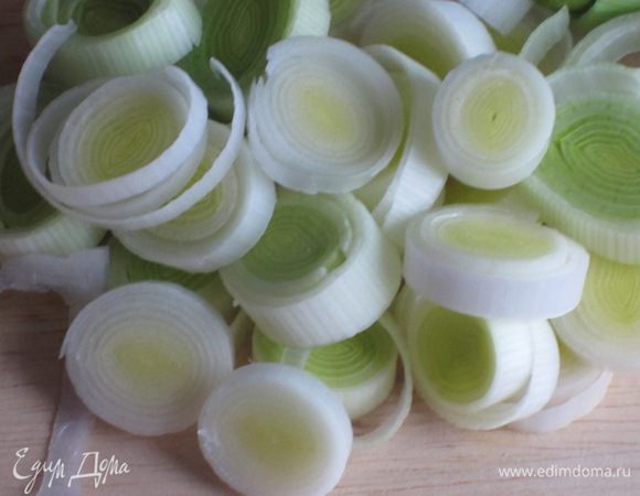 Оставшиеся стебли лука нарезать колечками.
