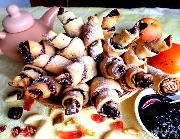 Припорошим слегка пудрой и подаём к чаю чудесную выпечку)))