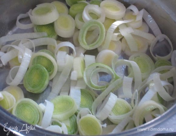 На сковороде разогреть сливочное масло и пассеровать лук на слабом огне несколько минут.