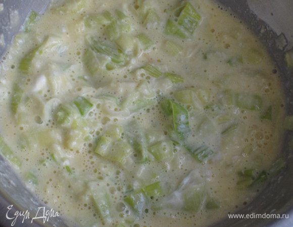 Соединить лук-порей, рикотту, тёртый пармезан, мускатный орех, белый перец, яичные желтки и хорошо перемешать.