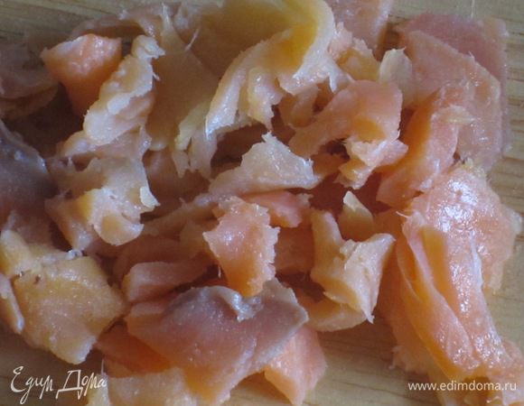 Лосось крупно нарезать и оставить несколько полосок для украшения.