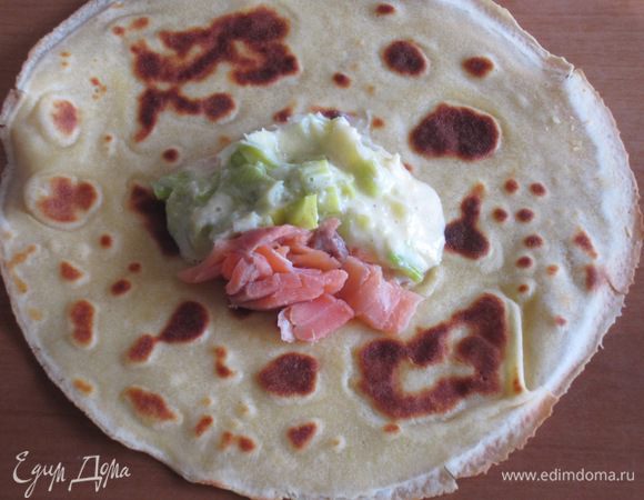 На каждый блинчик выложить 1 ст.л. начинки и кусочки лосося.