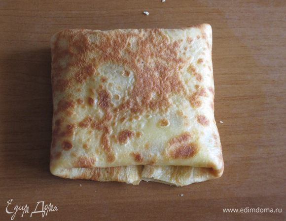 Свернуть блинчики конвертиком,сверху выложить несколько полосочек лосося и перевязать полосками лука-порея.