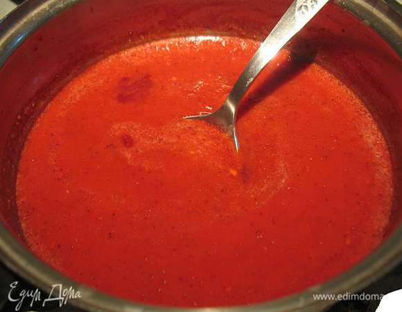 Клубнику разморозить и сделать при помощи блендера из нее пюре. К клубничному пюре добавить сахар. Проварить до растворения сахара. В отдельной чашке развести кукурузный крахмал в небольшом количестве воды. Разведенный крахмал добавить к клубничному пюре, варить до заваривания крахмала (прозрачности). Охладить.