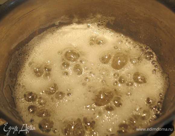 ГОТОВИМ КРЕМ. Замочить желатин холодной водой для набухания. Сахарную пудру(95 г) залить водой (30 г) и прогреть ее до 121 градуса.