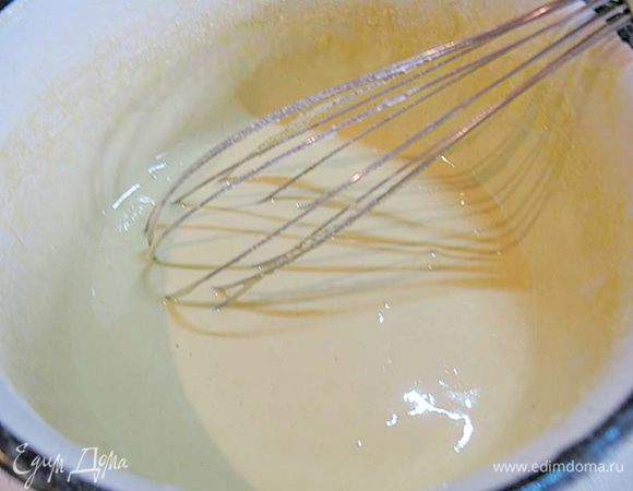Теплые яичные желтки (50 г) взбить миксером. Не переставая взбивать тонкой струйкой влить сахарный сироп. Продолжить взбивать. К теплой массе добавить замоченный желатин и продолжить взбивать до остывания массы.
Не переживайте если схватится сахарный сироп, поставьте на паровую баню и все нормализуется.
Это получается пастеризованная основа, ее должно получится 180 г