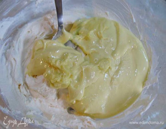 К маскарпоне добавить желтковую смесь и перемешать.