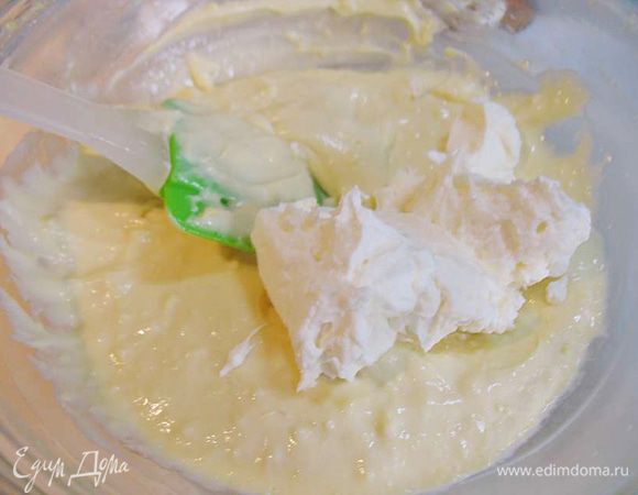 Взбить сливки до мягких пиков. Аккуратно ввести к маспорпоново-желтковой смеси. Получился крем.