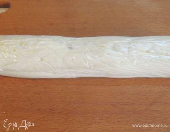 Пищевой пленкой аккуратно обернуть крем. Покатать по столу, чтобы сформировать колбаску. Положить на ночь в морозильную камеру.