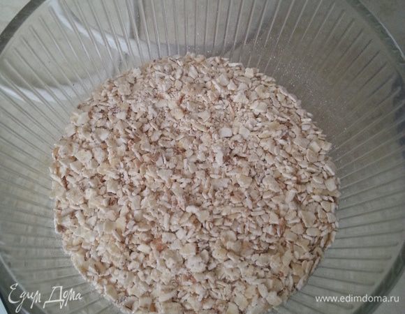 Мелко измельчаем в блендере любые хлопья быстрого приготовления, у меня были ячменные...
