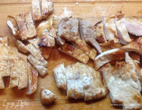 Филе отбить, посолить, по перчить и обжарить до золотистой корочке с 2-х сторон. Но резать полосками как на бефстроганов.