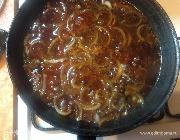 Лук нарезать полукольцами, обжарить в масле на котором жарилась курица. Добавить соевый соус и кетчуп (у меня был сладкий Чили ). Тушим минут 5-8.