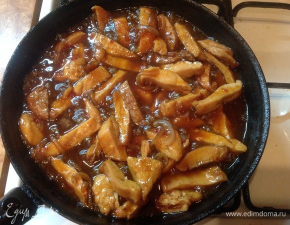 К соусу добавляем обжаренную курицу и тушем до загустения соуса.