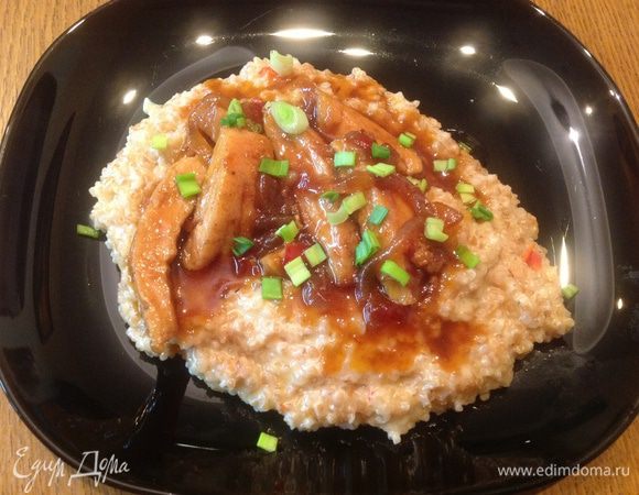 Для каши: обжариваем лук и перец нарезанные кубиками на смеси растительного и сливочного масла, высыпаем крупу хорошо перемешиваем, чтобы она пропиталась маслом, добавляем бульон даем закипеть, убавляем огонь и варим 35-40 минут. Потом добавляем сливки и варим еще 15 минут. Высыпаем стакан сыра, хорошо перемешиваем и сразу подаем.