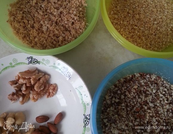 Орехи обдаем кипятком. Если орех горчит - необходимо вымочить в прохладной воде минут 10-15, при этом поменяв воду раза 2. Откладываем по 10 штучек каждого вида - это будет сюрприз внутри каждой конфетки. Остальные орехи измельчаем по отдельности, оставляем подсохнуть. 