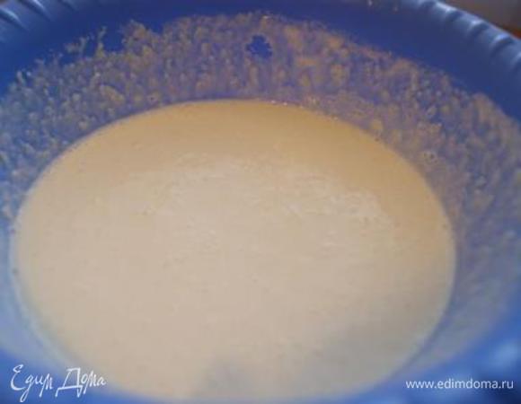 Добавить растопленное сливочное масло и сахар, тщательно перемешать.