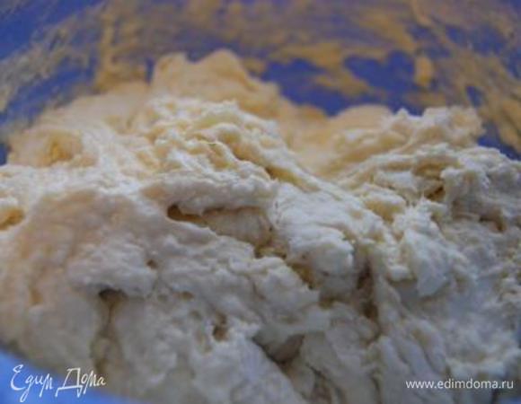 Добавить муку, смешанную с солью и содой. Тщательно перемешать оставить на 15 минут в теплом мете.