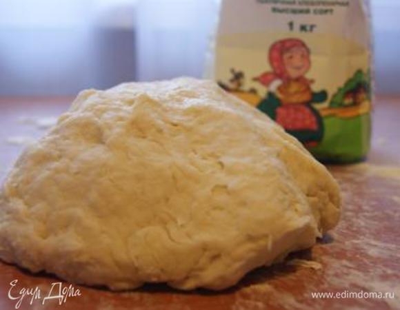 Добавть еще немного  муки, замесить тесто.