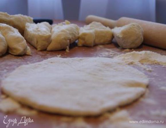 Тесто разделить на кусочки (у меня 12 лепешек), раскатать лепешки.