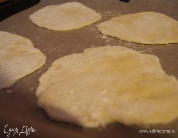 Лепешки выложить на противень, застеленный бумагой для выпечки, наколоть вилкой. Выпекать 10 минт при 180 гр. до подрумянивания.