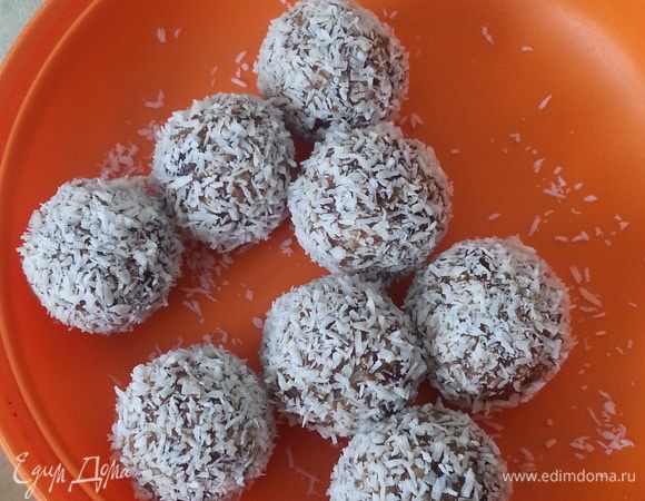 Смешиваем кешью, финики и 1/3 хлопьев, к моменту формовки конфет - целые кешью уже испарились, по-этому данные конфетки будут без орешка. Поступаем аналогично предыдущим. Убираем на 1-2 часа в холодильник.