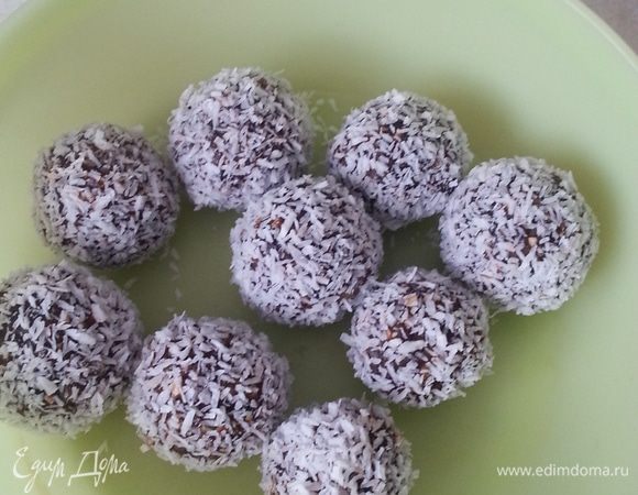 Смешиваем измельченный чернослив, целый изюм, грецкий орех и 1/3 хлопьев. Также делаем конфетки. Убираем на 1-2 часа в холодильник.