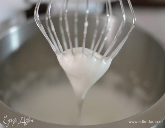 Форма диаметром 16 см. Если вы хотите готовить торт в большей форме ,до 20 см, для бисквитных палочек увеличить ингредиенты вдвое.Готовим шоколадное савоярди. Включить духовку на температуру 180 градусов. Взбиваем белки с лимоном и небольшим количества сахара до пик,