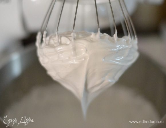 Затем добавляем остальной сахар и взбиваем до плотности и устойчивости, как вы бы взбивали на меренгу.