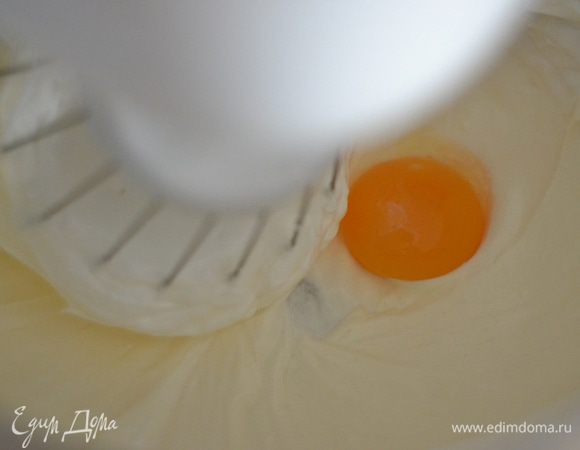 Добавляем по одному яйца и взбиваем до пышного состояния.