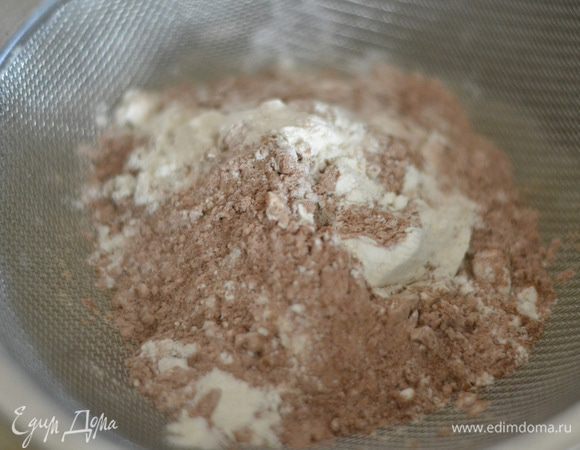 Просеиваем муку с какао-порошком ко взбитым яйцам,