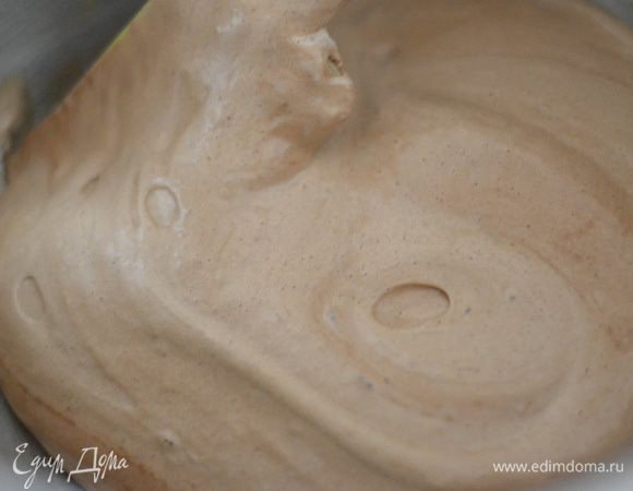 Перемешиваем тесто до однородности, мешаем аккуратно, чтобы масса не осела.
