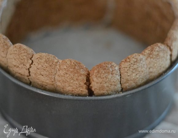 Выложить в круг, по диаметру Вашей формы, дно застелив пергаментом,печенье не отрывать друг от друга,оно немного в швах будет ломаться,но это не страшно,все будет держаться.