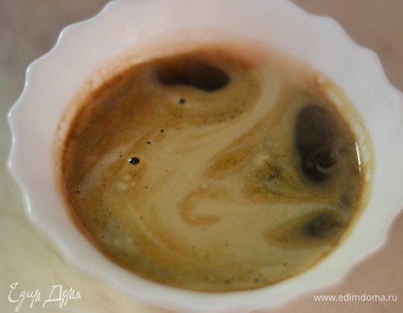 Сделать пропитку,сварить кофе,добавить сахар и вишневый ликер,пропитать савоярди с внутренней стороны и отправить в холодильник.