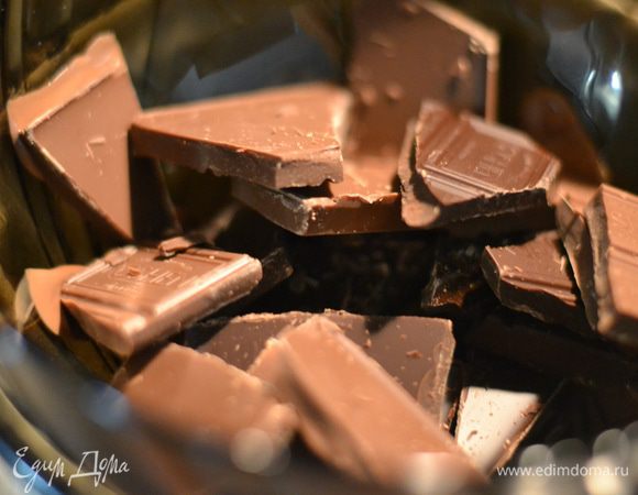 Готовим шоколадный крем-мусс. Растопить на водяной бане черный и молочный шоколад.