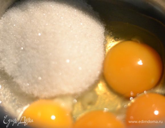 Яйцо, желтки и сахар поставить на средний огонь и проварить,постоянно помешивая до небольшой густоты минут 5. Мешать постоянно,чтобы яйца не сварились. Сразу же горячими взбить до бела и до густоты,взбивать около 10 минут. Затем отправить в холодильник,пока остывает шоколад.