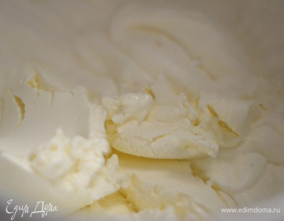 Взбить сливки до устойчивости,добавить маскарпоне, перемешать венчиком до однородности.