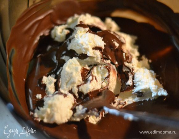 В остуженный шоколад добавить немного взбитых сливок с маскарпоне и перемешать.