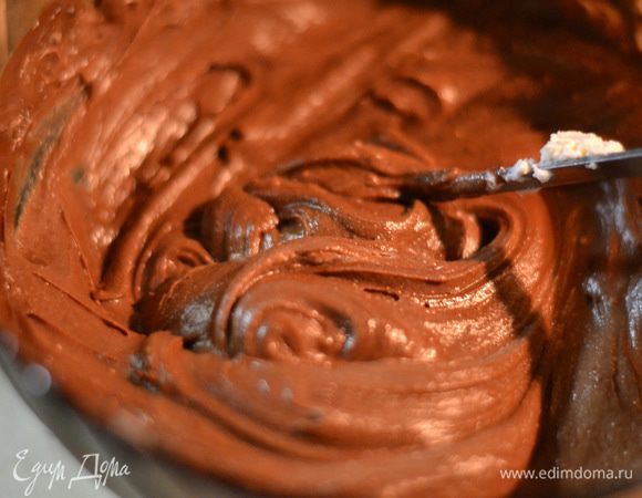 Затем добавить эту смесь во взбитые сливки с маскарпоне и перемешать венчиком до однородности.