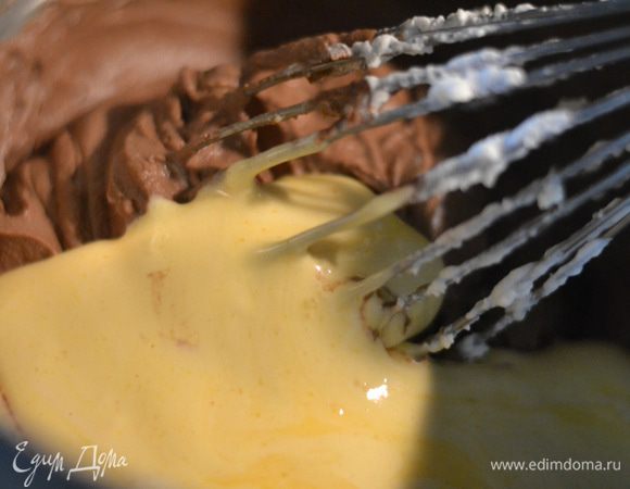 К этой вкусноте добавить мусс из яиц и снова перемешать венчиком до однородности.