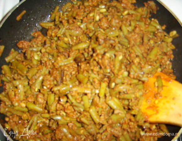 1-2 ст.л. томатной пасты залить 100 мл кипятка, перемешать и влить в сковороду с фаршем и фасолью, хорошо перемешать, затем добавить половину шафрановой настойки и все это немного потушить (до готовности).