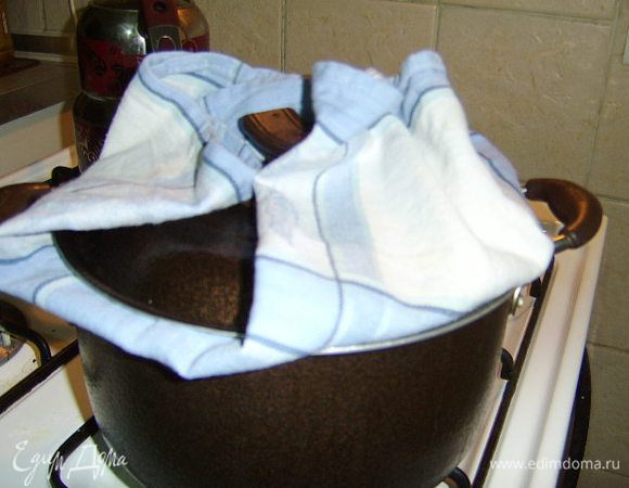 На крышку надеваем полотенце и накрываем наш рис плотно, огонь при этом делаем минимальным, даем таким образом пропариться рису до готовности. За 5 до окончания этой процедуры :) добавляем сверху половину оставшейся настойки шафрана. Рис, приготовленный таким способом, остается рассыпчатым.