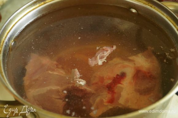 Сначала сварить бульон: мясо (у меня свинина на кости) промыть, положить в кастрюльку и варить, примерно, минут 50.