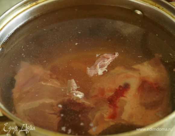 Сначала сварить бульон: мясо (у меня свинина на кости) промыть, положить в кастрюльку и варить, примерно, минут 50.