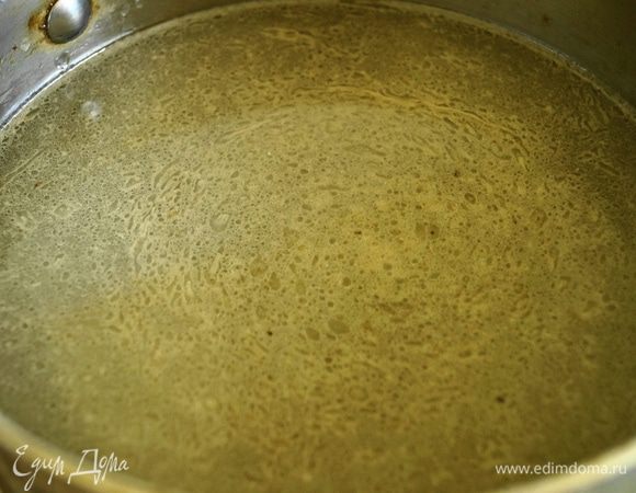 Из готового бульона вынуть мясо и процедить через мелкое сито бульон. Мясо нарезать на небольшие кусочки. Бульон посолить, добавить специи, перец, соль, проварить минут 5.