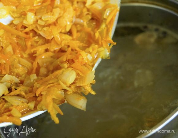 Добавить обжаренные овощи в суп и варить еще 3 минуты.