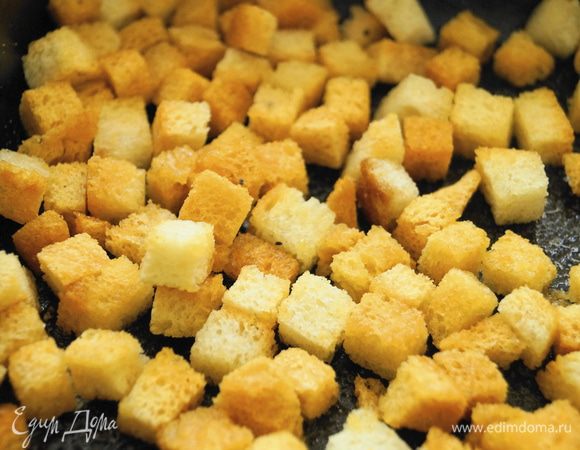 Для гренок: лучше брать вчерашний хлеб. Нарезать небольшими кубиками, выложить на противень и поставить в духовку. Подсушить до золотистого цвета. Сделать заправку: в растительное масло выдавить чеснок, перемешать. Данной заправкой полить гренки.