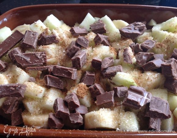 Посыпьте корицей, половиной сахара и половиной поломанного шоколада.