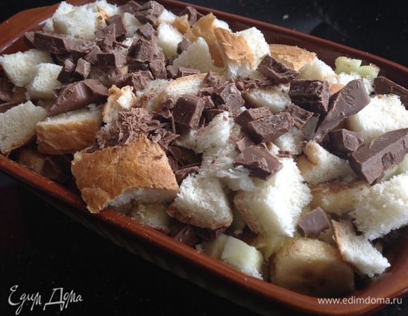 Сверху распределите оставшийся хлеб и шоколад.
