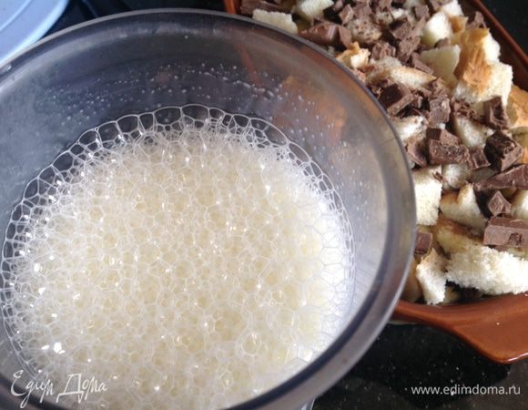 Яйца, молоко, ванилин и оставшийся сахар взбейте блендером. Аккуратно полейте смесью пудинг, дайте настояться 15 минут.