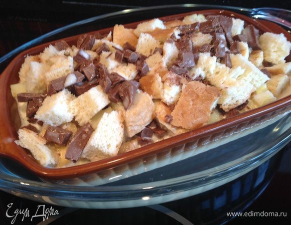 Блюдо с пудингом поставьте в большую форму с горячей водой. Выпекайте,  в предварительно разогретой до 160 градусов духовке, в течении 1,5 часов.